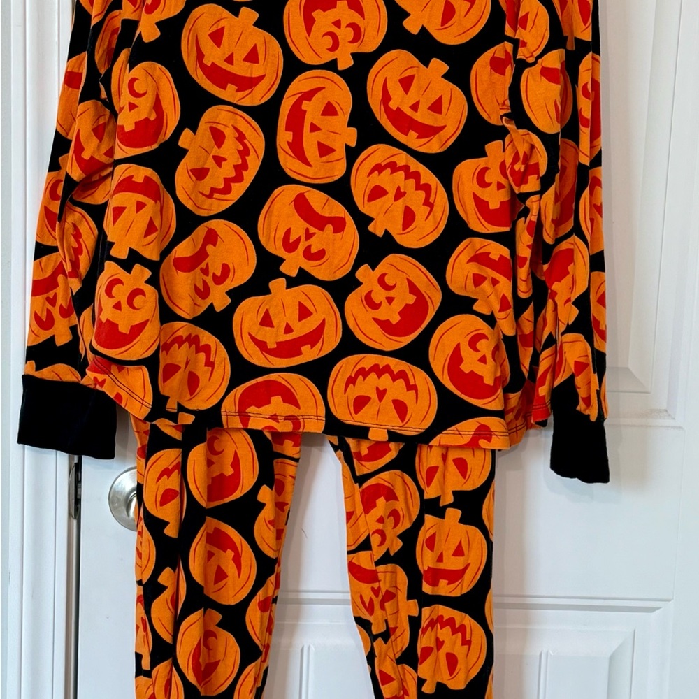 Women's Hyde and EEK! Pumpkin Pattern Pajama Set - Black and Orange